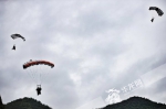云端廊桥 见证奇迹:重庆首次编队翼装飞行挑战成功 - 西安网