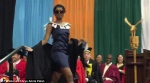 戏精！南非女子毕业典礼上走猫步全场沸腾 - 西安网