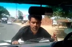 印男子抗议不成趴官员座驾车前盖上 被拖行2公里 - 西安网