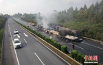 大广高速三车追尾起火 事故车辆全部被烧毁 - 西安网