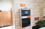 "智慧厕所"亮相秦岭野生动物园：刷脸取厕纸、LED屏标有无人 - 西安网