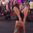 醉酒女子泰国街头表演后空翻惊呆众人 - 西安网
