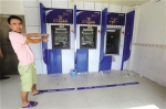 男子凌晨狂砸2家银行ATM机：发出声音影响睡觉 - 西安网