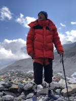 69岁无腿老人成功登顶珠峰！8844.43米，他用了43年 - 西安网