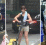 组图：“港版劳拉”爆肌拉货走红被称香港最性感女搬运工 - 西安网