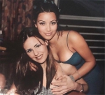 5月23日，金·卡戴珊在ins账号上晒出一张自己17岁时与20年好友Sarah Howard的旧照。 - 西安网