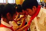 小学生为宣讲队员佩戴红领巾。 陈颖 摄 - 陕西新闻