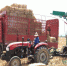 宝鸡市引进首台草捆自动捡拾装载机 - 农业机械化信息