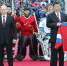 6月8日晚，国家主席习近平同俄罗斯总统普京在天津体育馆共同观看中俄青少年冰球友谊赛。两国元首同小队员们亲切交谈、合影，并共同为比赛开球。新华社记者 庞兴雷 摄 - 西安网