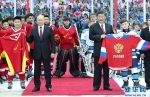 6月8日晚，国家主席习近平同俄罗斯总统普京在天津体育馆共同观看中俄青少年冰球友谊赛。两国元首同小队员们亲切交谈、合影，并共同为比赛开球。新华社记者 庞兴雷 摄 - 西安网