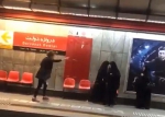 伊朗道德警察逼迫女子戴头巾视频引发热议 - 西安网