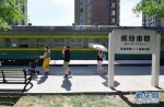 西安：绿皮火车“变身”小区超市 - 西安网