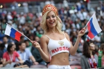 世界杯揭幕战 现场女球迷大秀身材 - 西安网