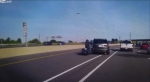 女摩托车手与SUV相撞 人被撞飞车毁人亡 - 西安网