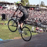 澳单车极限运动者表演前空翻却从高处栽向地面 - 西安网