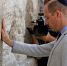 威廉王子访问耶路撒冷 头戴基帕抚摸哭墙 - 西安网