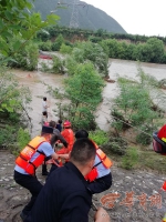 强降雨致嘉陵江水突涨 凤县警民联手救出被困8人 - 西安网