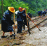 抢险人员正在清理线路上的泥石 - 人民政府