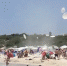 妖风突袭西班牙海滩致遮阳伞充气垫满天飞 - 西安网
