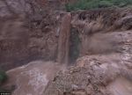 美大峡谷突降暴雨引发洪水 200名被困游客及时获救 - 西安网