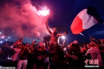 法国球迷庆祝夺冠“变了味”：狂欢演变成打砸抢！ - 西安网