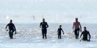 英国一家人身陷海滩齐腰深泥淖 潮水来袭前被救 - 西安网