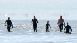 英国一家人身陷海滩齐腰深泥淖 潮水来袭前被救 - 西安网