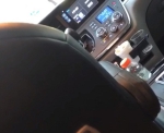 纽约优步司机被女乘客拍下在车上小便不雅视频 - 西安网