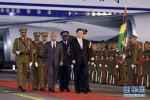 7月27日，中国国家主席习近平抵达毛里求斯共和国，过境并进行友好访问。在毛里求斯总理贾格纳特陪同下，习近平检阅仪仗队。　新华社记者 丁林 摄 - 西安网