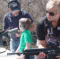 美国一女子在自家建射击场教孩子射击防身 - 西安网
