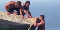 绝地求生！巴西登山客获友人搭救悬崖边捡回一命 - 西安网