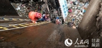 甘肃天水：垃圾回收车坠入坑底 消防官兵成功救出被困人员【2】 - 西安网