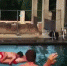 丹麦双人跳水选手比赛中“炫技”失败拍向水面 - 西安网