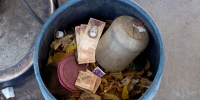 委内瑞拉货币贬值严重 钞票被扔垃圾桶 - 西安网