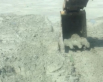 加拿大挖掘机司机作业时发现土壤似波浪起伏 - 西安网