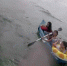 惊险！英国三少女划皮艇遭海浪冲走无法靠岸 - 西安网