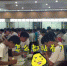 8月26日中午，河南睢县高中食堂内学生站着吃午饭。图片/梨视频截屏 - 西安网