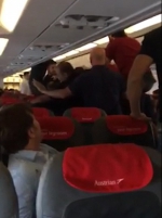 男子飞机上失控撒野被制服 与乘客争吵殴打乘务员 - 西安网