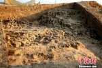 倒塌的土坯堆积。陕西省考古研究院 供图 - 陕西新闻