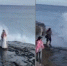 透心凉！两女子海边拍婚纱照被海浪打湿 - 西安网