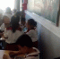 陕西一小学一个班挤70多娃 有娃蹲墙角上课 - 西安网