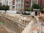 华宇凤凰城一住宅楼不足两米处挖基坑 楼体地基多处下沉 - 西安网