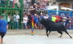 西班牙斗牛节上公牛致三人受伤 一人被顶飞 - 西安网