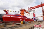 首艘“中国造”极地破冰船“雪龙二号”在上海下水。　蒋小威 摄 - 陕西新闻