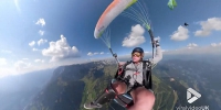 滑翔伞飞行员高空表演旋转和倒转惊人特技 - 西安网