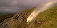 英国暴风致使山顶瀑布倒流 阳光照射挂起彩虹 - 西安网
