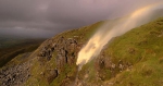 英国暴风致使山顶瀑布倒流 阳光照射挂起彩虹 - 西安网