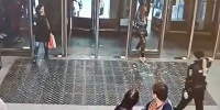 俄女子进地铁不慎撞穿玻璃门致头腿缝针 - 西安网