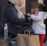 伦敦一乞讨团伙利用幼童抱人索财 不给钱不松手 - 西安网