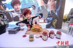 北京上演美女大胃王挑战巨大汉堡比赛 - 西安网